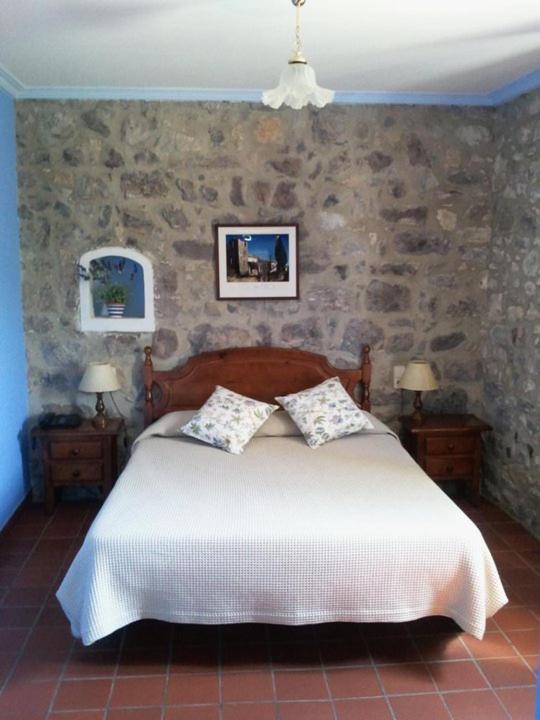 Hostal De La Rovira Oix Room photo